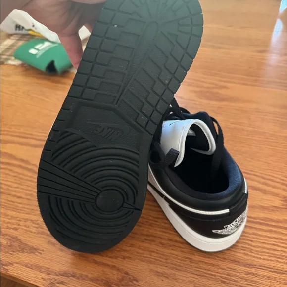 Basically brand new women’s 9.5 Air Jordans low dunk pandas - Picture 4 of 4